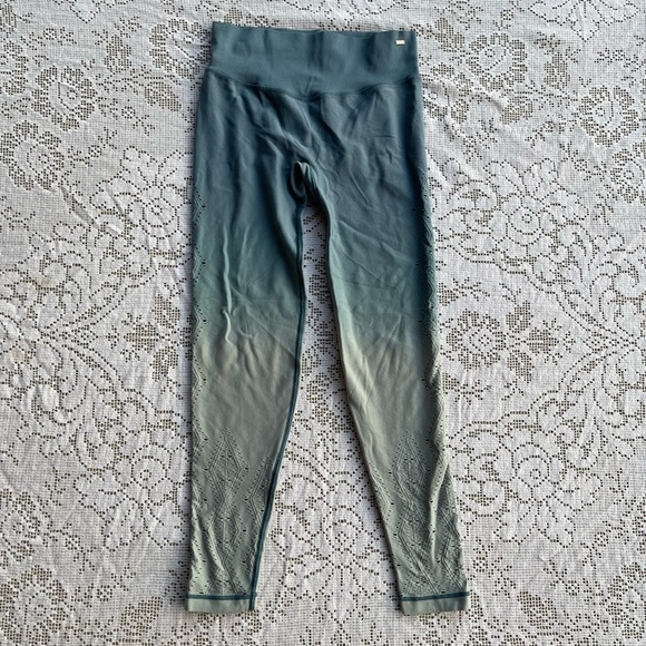 PINK ACTIVE Gradient Color Ombre' Green Leggings with Cutout Designs size small - Picture 7 of 7